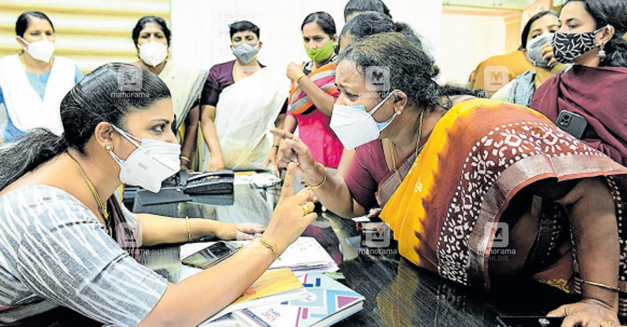 ‘ഓൺലൈൻ യോഗം': ഹാൾ തുറന്നു കിട്ടണമെന്ന് പ്രതിപക്ഷം, അധ്യക്ഷ മുറി അകത്തു ...