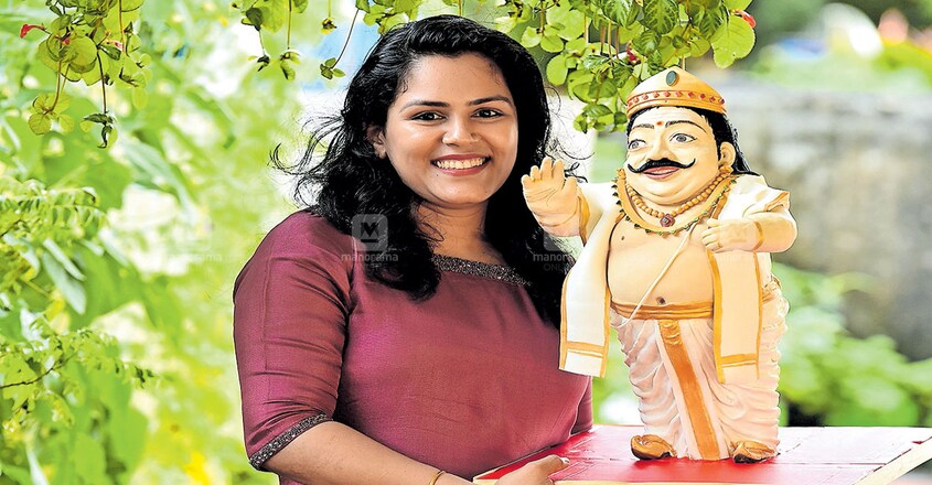 മാവേലി കേക്കുമായി മീര മാത്യു. മാവേലി കേക്കുമായി മീര മാത്യു.