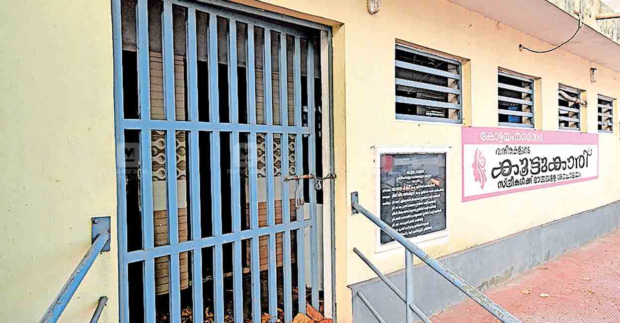 വൃത്തിഹീനം , ദുർഗന്ധം, വെള്ളവും ഇല്ല; എവിടെ തിരിഞ്ഞാലും ശുചിമുറി മാത്രം