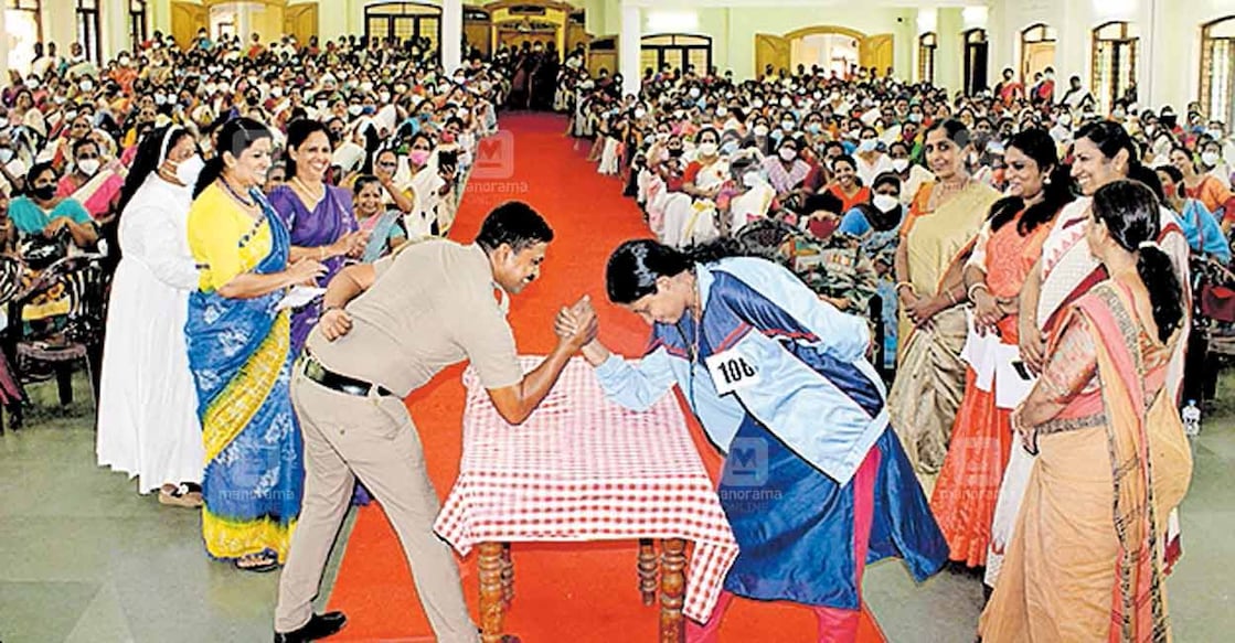 കോട്ടയം സോഷ്യൽ സർവീസ് സൊസൈറ്റി തെള്ളകം ചൈതന്യയിൽ സംഘടിപ്പിച്ച പഞ്ചഗുസ്തി മത്സരത്തിലെ വിജയി ജൂനു സുജിത്ത് ഏറ്റുമാനൂർ പൊലീസ് ഓഫിസർ എ.ശിഹാബുദീനുമായി ഏറ്റുമുട്ടിയപ്പോൾ. കോട്ടയം സോഷ്യൽ സർവീസ് സൊസൈറ്റി തെള്ളകം ചൈതന്യയിൽ സംഘടിപ്പിച്ച പഞ്ചഗുസ്തി മത്സരത്തിലെ വിജയി ജൂനു സുജിത്ത് ഏറ്റുമാനൂർ പൊലീസ് ഓഫിസർ എ.ശിഹാബുദീനുമായി ഏറ്റുമുട്ടിയപ്പോൾ.