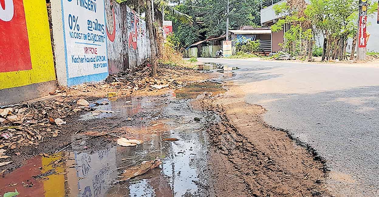 പൈപ്പ് പൊട്ടി ജലം പാഴാകുന്നു; നാട്ടുകാരും, കാൽനട യാത്രക്കാരും ദുരിതത്തിൽ