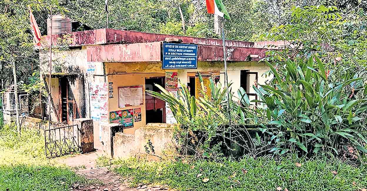 വാട്ടർ അതോറിറ്റി ഓഫിസിൽ ഇഷ്ടം പോലെ വെള്ളം!