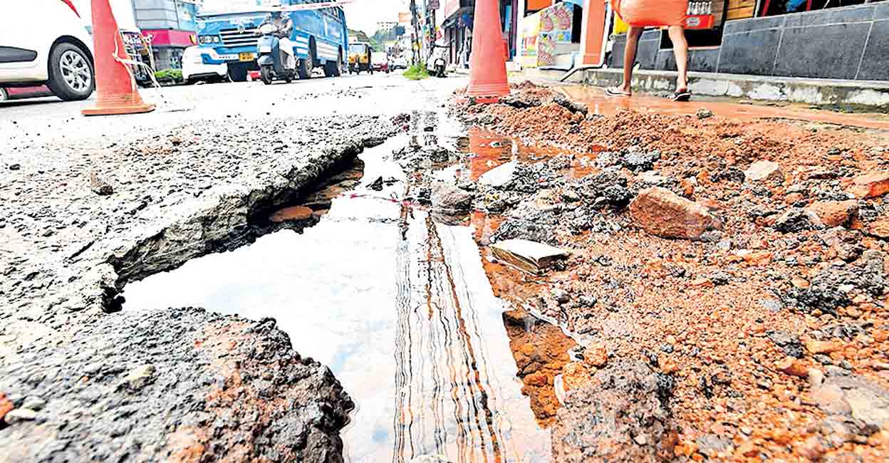 ജല അതോറിറ്റിയുടെ പൈപ്പ് പൊട്ടി; കഞ്ഞിക്കുഴിയിൽ വെള്ളക്കെട്ട്, യാത്രക്കാ