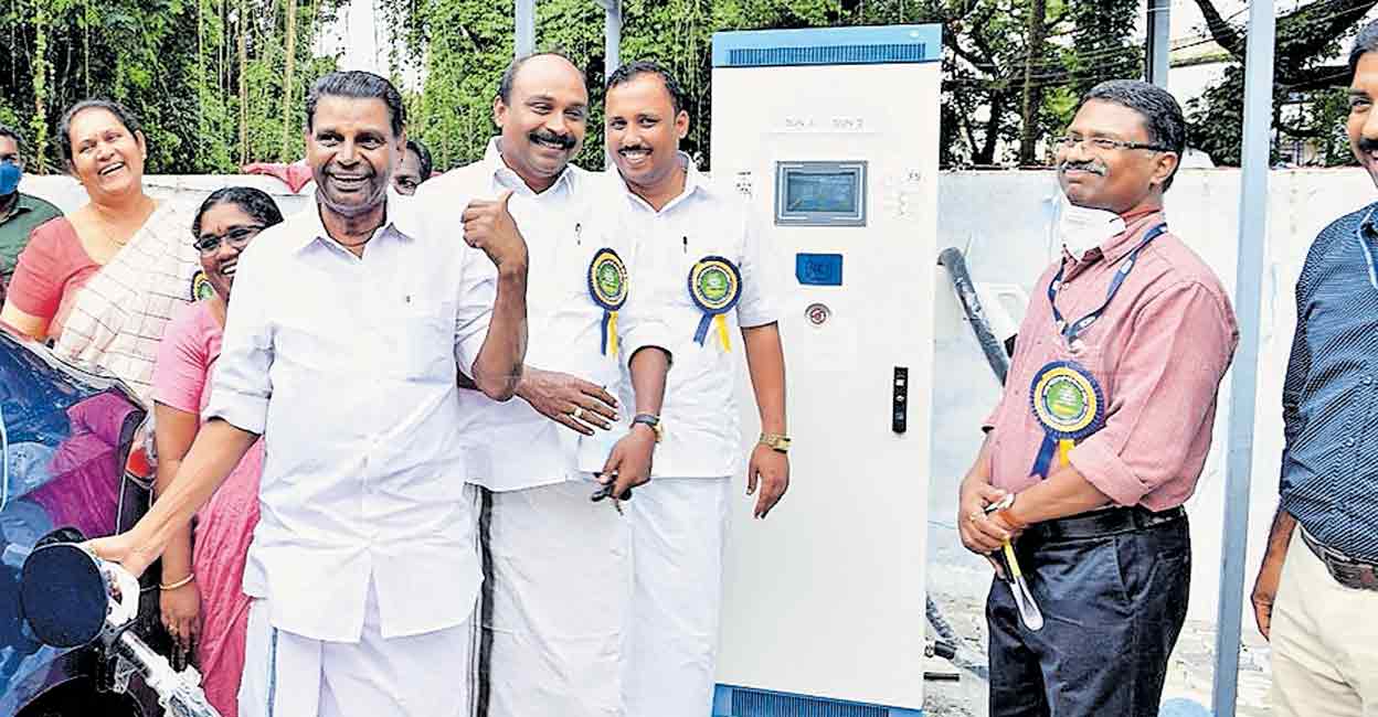 ഓരോ 50 കിലോമീറ്ററിലും ഇലക്ട്രിക് വെഹിക്കിൾ ചാർജിങ് സ്റ്റേഷൻ മന്ത്രി