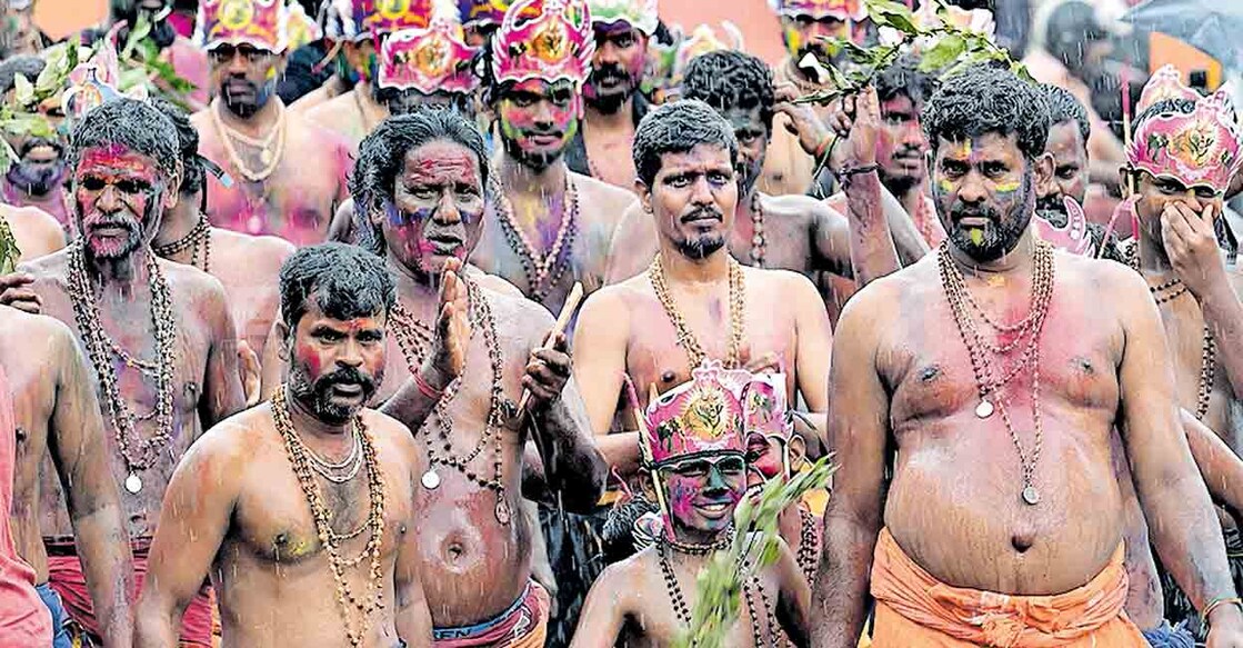 അയ്യനരികിലേക്ക്
വൃശ്ചികം ഒന്നിനു ശബരിമല കയറുന്നതിന് എത്തിയ തീർഥാടകസംഘം ഇന്നലെ എരുമേലി ധർമശാസ്താ ക്ഷേത്രത്തിലേക്ക്
പേട്ടതുള്ളി നീങ്ങുന്നു. ചിത്രം: മനോരമ
