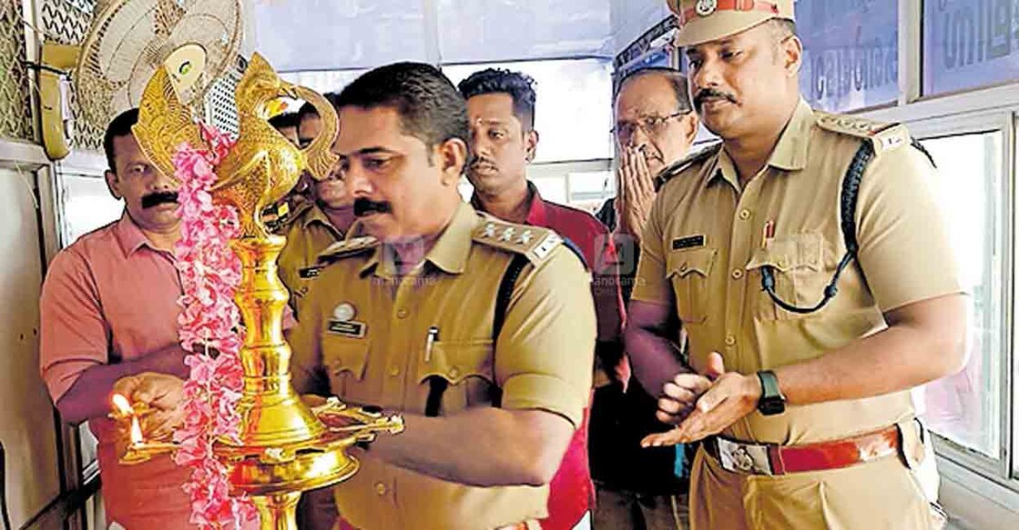 മണ്ഡലകാലത്തോടനുബന്ധിച്ച് ഏറ്റുമാനൂർ മഹാദേവക്ഷേത്രത്തിൽ ആരംഭിച്ച പൊലീസ് എയ്ഡ് പോസ്റ്റിന്റെ ഉദ്ഘാടനം കോട്ടയം
ഡിവൈഎസ്പി കെ.ജി.അനീഷ് കുമാർ നിർവഹിക്കുന്നു. ഏറ്റുമാനൂർ എസ്എച്ച്ഒ പ്രസാദ് ഏബ്രഹാം വർഗീസ്, ദേവസ്വം അഡ്മിനിസ്ട്രേറ്റീവ് ഓഫിസർ ശ്യാം പ്രകാശ് എന്നിവർ സമീപം.
