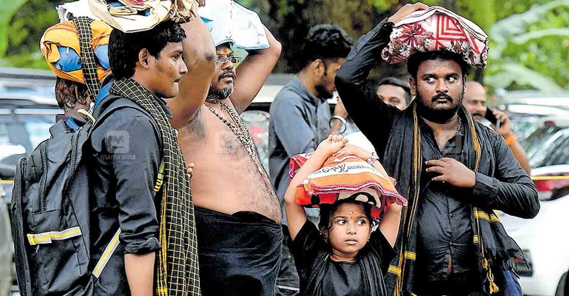 കോട്ടയം റെയിൽവേ സ്റ്റേഷനിലെത്തിയ തീർഥാടകർ ശബരിമല ദർശനത്തിനായി പുറപ്പെടുന്നു. 