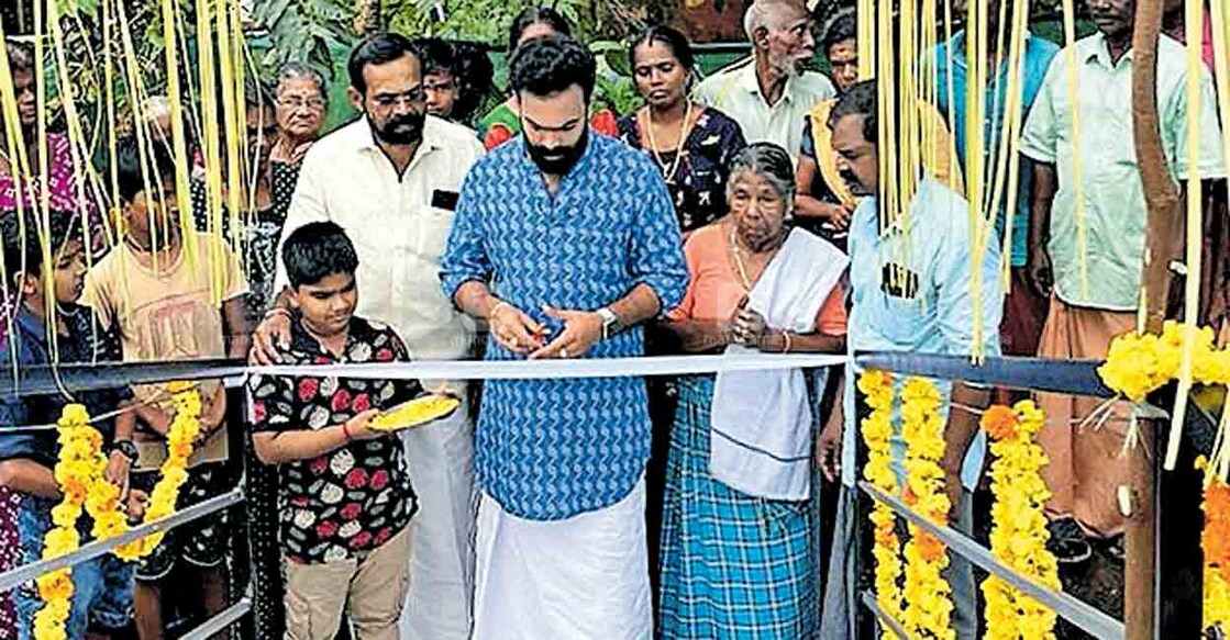 കരീമഠത്തിൽ അനശ്വരയുടെ ഓർമയ്ക്കായി പണിത നടപ്പാലത്തിന്റെ ഉദ്ഘാടനം യുട്യൂബർ ദിച്ചു നിർവഹിക്കുന്നു.  