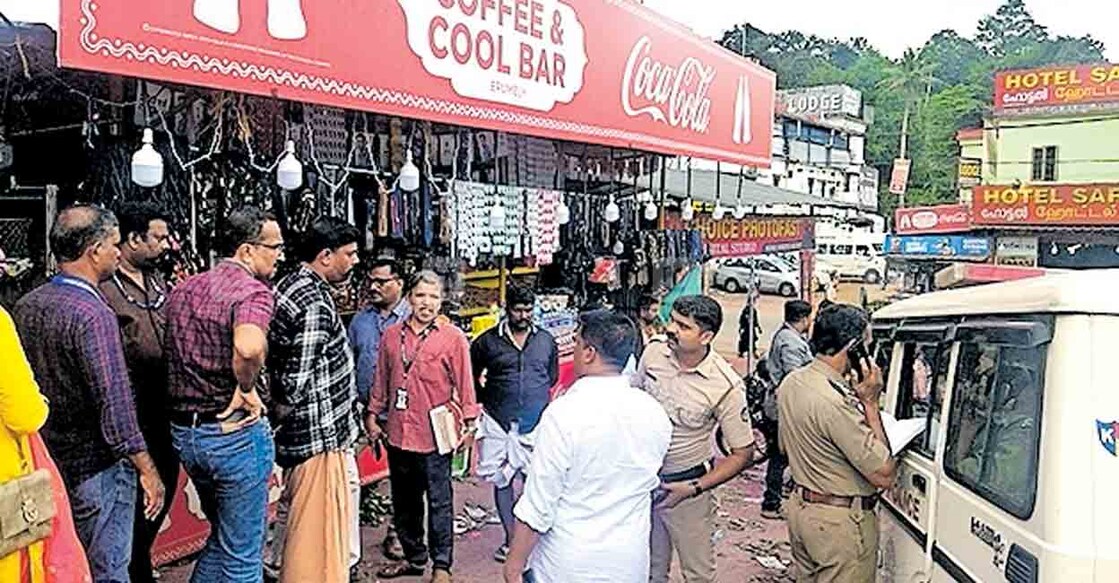 എരുമേലി ദേവസ്വം ബോർഡ് ശുചിമുറി കോംപ്ലക്സിലെ ടാപ്പിൽ 
നിന്ന് ഹോസ് ഇട്ട് ചായക്കടയിലേക്ക് ജലം എടുത്തത് റവന്യു 
വിജിലൻസ് സംഘം പിടികൂടിയപ്പോൾ.  
