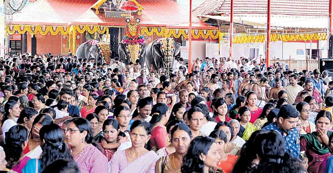 കുമാരനല്ലൂർ ദേവീക്ഷേത്രത്തിലെ ഉത്സവ ആറാട്ട് എഴുന്നള്ളിപ്പ് നടപ്പന്തലിൽനിന്നു നട്ടാശേരി ഇടത്തിൽ മണപ്പുറം ആറാട്ടുകടവിലേക്ക് പുറപ്പെട്ടപ്പോൾ.  