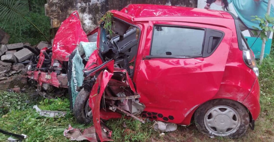 നിയന്ത്രണം വിട്ട കാർ മതിലിൽ ഇടിച്ചു രണ്ടു പേർക്ക് ഗുരുതര പരുക്ക്