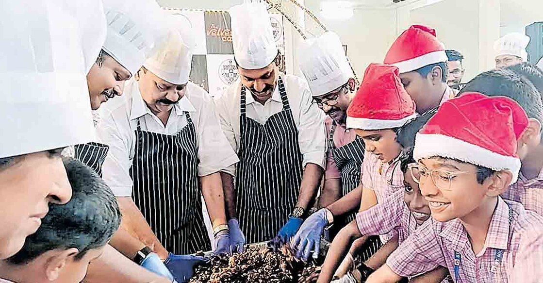 പ്രവിത്താനം സെന്റ് മൈക്കിൾസ് ഹയർ സെക്കൻഡറി സ്കൂളിൽ നടത്തിയ കേക്ക് മിക്സിങ് സെറിമണിയിൽ ഷെഫിന്റെ വേഷത്തിൽ മാണി സി.കാപ്പൻ എംഎൽഎ. ജില്ല പഞ്ചായത്ത് അംഗം രാജേഷ്
വാളിപ്ലാക്കൽ സമീപം .