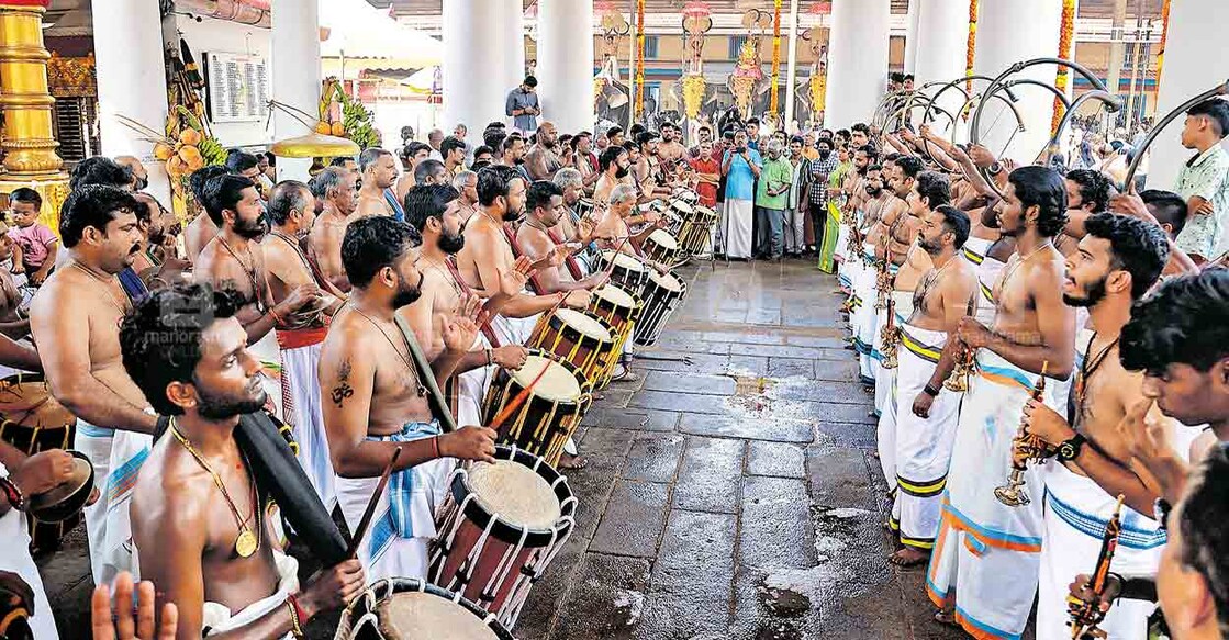 3vaikom വൈക്കത്തഷ്ടമി ഉത്സവത്തിന്റെ ഏഴാം ദിനത്തിൽ രാവിലെ തേരോഴി രാമ കുറുപ്പും സംഘവും
അവതരിപ്പിച്ച പഞ്ചാരിമേളം.