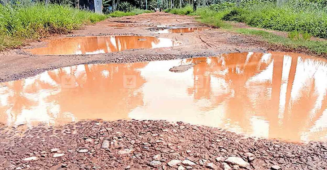 kotthayam-vakkethara-road കടുത്തുരുത്തി – വൈക്കം നിയോജക മണ്ഡലങ്ങളെ തമ്മിൽ ബന്ധിപ്പിക്കുന്ന കപിക്കാട് – കല്ലറ –
വാക്കേത്തറ റോഡിന്റെ സ്ഥിതി.