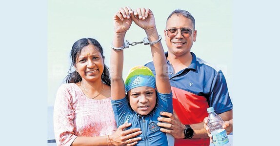 ആലപ്പുഴ ജില്ലയിലെ തവണക്കടവിൽനിന്നു വേമ്പനാട്ടുകായൽ നീന്തിക്കടന്ന് വൈക്കം ബീച്ചിലെത്തിയ അഭിനവിനെ മാതാവ് ദിവ്യ, പിതാവ് സുജിത്കുമാർ എന്നിവർ ചേർത്തുപിടിച്ച് സന്തോഷം പങ്കുവയ്ക്കുന്നു.  