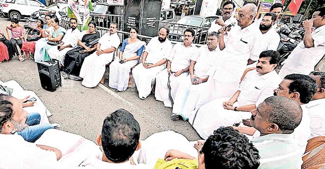 പ്രതിപക്ഷ എംപിമാരെ പാർലമെന്റിൽനിന്നു സസ്‌പൻഡ് ചെയ്തതിൽ പ്രതിഷേധിച്ച് ജില്ലാ കോൺഗ്രസ് കമ്മിറ്റി കോട്ടയം നഗരത്തിൽ നടത്തിയ യോഗം കെപിസിസി രാഷ്ട്രീയകാര്യ സമിതി അംഗം കെ.സി.ജോസഫ് ഉദ്ഘാടനം ചെയ്യുന്നു.                                                                       ചിത്രം.മനോരമ  
