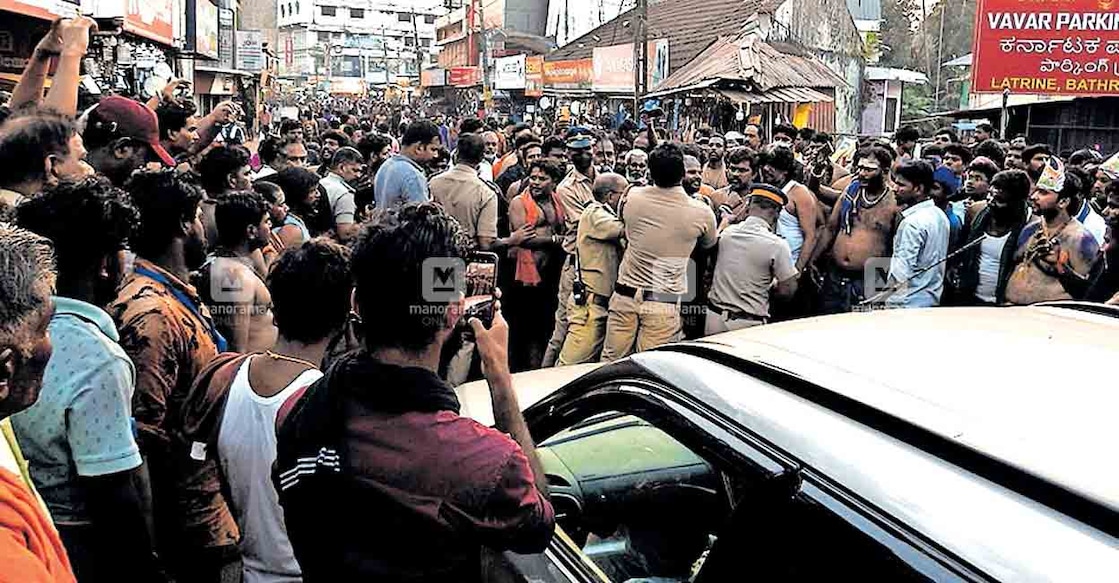 എരുമേലി വാവർ പാർക്കിങ് മൈതാനത്ത് തീർഥാടക വാഹനങ്ങൾ രണ്ടര മണിക്കൂറിലധികം പൊലീസ് തടഞ്ഞതിൽ പ്രതിഷേധിച്ച് പേട്ടതുള്ളൽ 
പാത ഉപരോധിച്ച തീർഥാടകരെ പൊലീസ് ബലം പ്രയോഗിച്ച് നീക്കുന്നു.