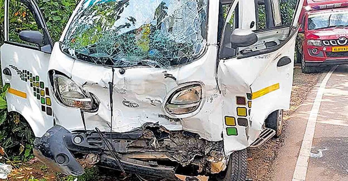 kottayam-car-accident ശബരിമല തീർഥാടകർ സഞ്ചരിച്ചിരുന്ന കാർ ഓട്ടോയിലിടിച്ചുണ്ടായ അപകടത്തിൽ തകർന്ന ഓട്ടോ.