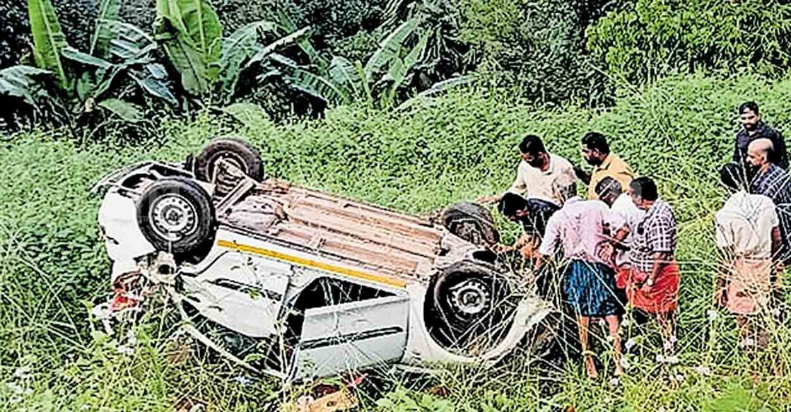 പൊൻകുന്നം – മണിമല റോഡിൽ ചെറുവള്ളിക്കു സമീപം ശബരിമല തീർഥാടകർ സഞ്ചരിച്ച കാർ മറിഞ്ഞ നിലയിൽ. 