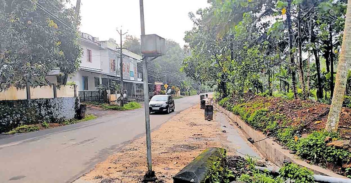 കെ.ആർ.നാരായണൻ റോഡിൽ ഉഴവൂർ മാങ്കനാൽ ഭാഗത്തു നടക്കുന്ന ഓട നിർമാണം.