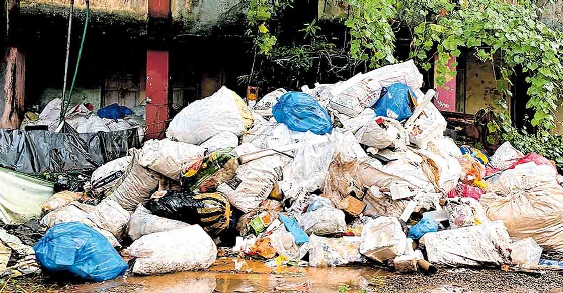 കോട്ടയം പഴയ ബോട്ടുജെട്ടിക്കു സമീപം റെസ്റ്റ് ഹൗസ് വളപ്പിൽ 
മാലിന്യം ചാക്കിൽ നിറച്ച് തള്ളിയ നിലയിൽ.  