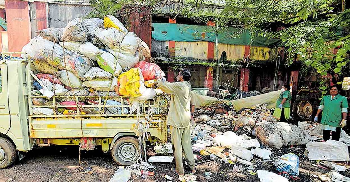 കോടിമത പഴയ റെസ്റ്റ് ഹൗസ് പരിസരത്തു നഗരസഭ തള്ളിയ 
മാലിന്യം അവിടെനിന്ന് നീക്കുന്നു.  