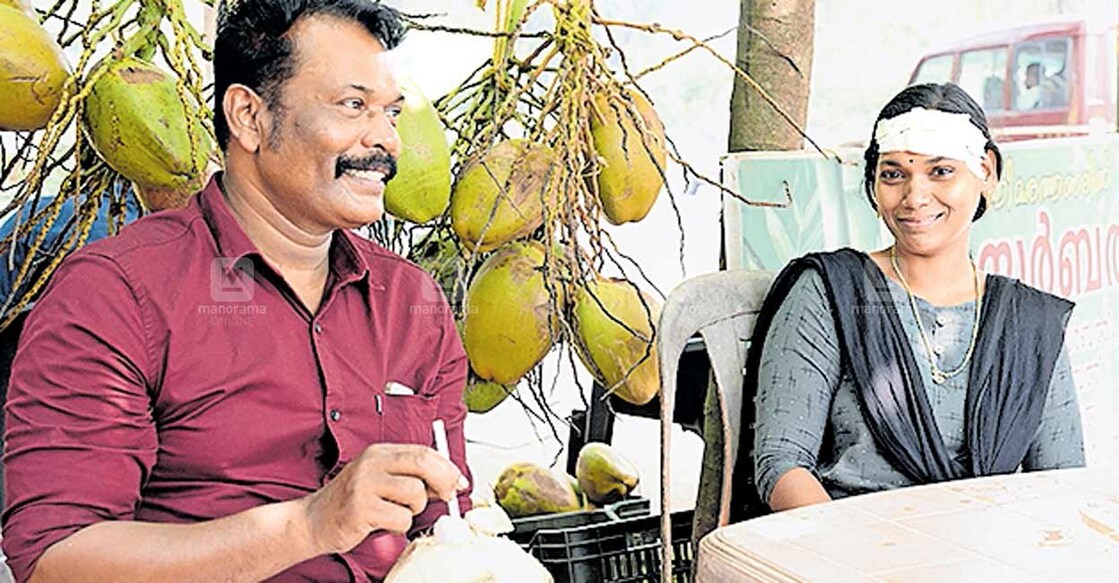 ambily-story അമ്പിളി, തന്നെ രക്ഷിച്ച കൃഷ്ണനെ കണ്ടുമുട്ടിയപ്പോൾ.
ചിത്രം: മനോരമ