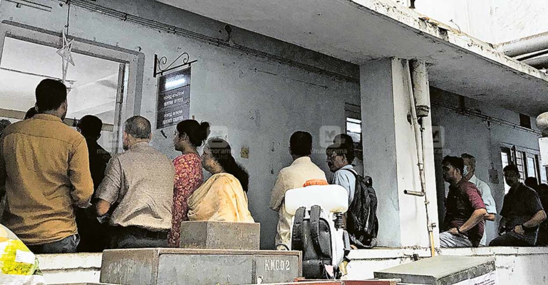 rush-to-pay-taxes-in-the-municipality-kottayam കോട്ടയം നഗരസഭയിൽ നികുതി അടയ്ക്കാനെത്തിയവരുടെ നിര.