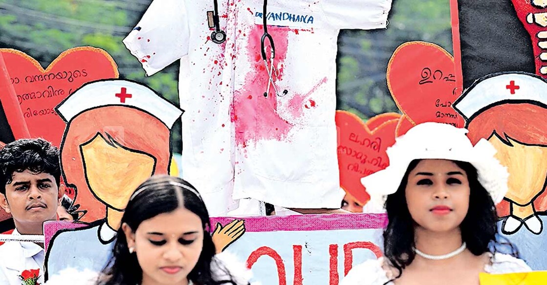 ഡോ. വന്ദന ദാസിന്റെ ദാരുണമായ കൊലപാതകത്തോടുള്ള പ്രതിഷേധം നഴ്സസ് വാരാഘോഷത്തിന്റെ സമാപന സമ്മേളനത്തോടനുബന്ധിച്ചു കോട്ടയത്തു നടന്ന റാലിയിൽ പ്രതീകാത്മകമായി ആവിഷ്കരിച്ചപ്പോൾ.                                                                                                   ചിത്രം: മനോരമ  
