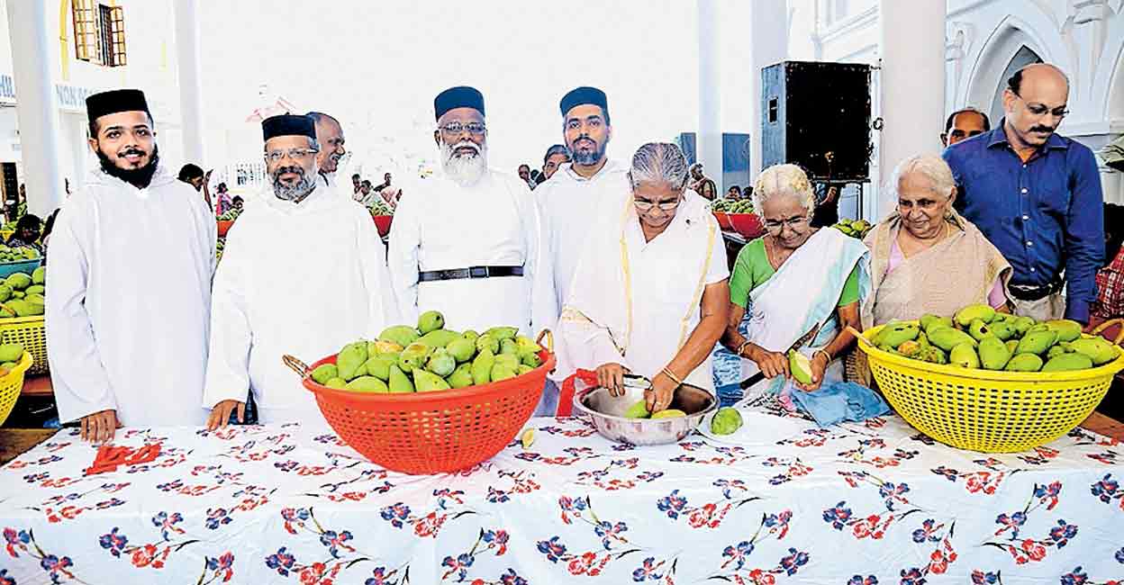പുതുപ്പള്ളി പെരുന്നാൾ; മാങ്ങ അരിയൽ ആഘോഷമാക്കി ഇടവക കൂട്ടായ്മ