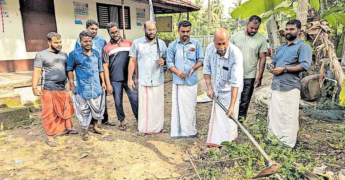 dyfi-cleaning ഡിവൈഎഫ്ഐ തലയോലപ്പറമ്പ് ബ്ലോക്ക് കമ്മിറ്റിയുടെ നേതൃത്വത്തിൽ നടത്തിയ മഴക്കാലപൂർവ ശുചീകരണം കുലശേഖരമംഗലം ഈസ്റ്റ് മേഖലയിലെ ചാത്തനാട്ട് 131-ാം നമ്പർ അങ്കണവാടിയിൽ സിപിഎം ഏരിയ സെക്രട്ടറി കെ.ശെൽവരാജ് ഉദ്ഘാടനം ചെയ്യുന്നു.