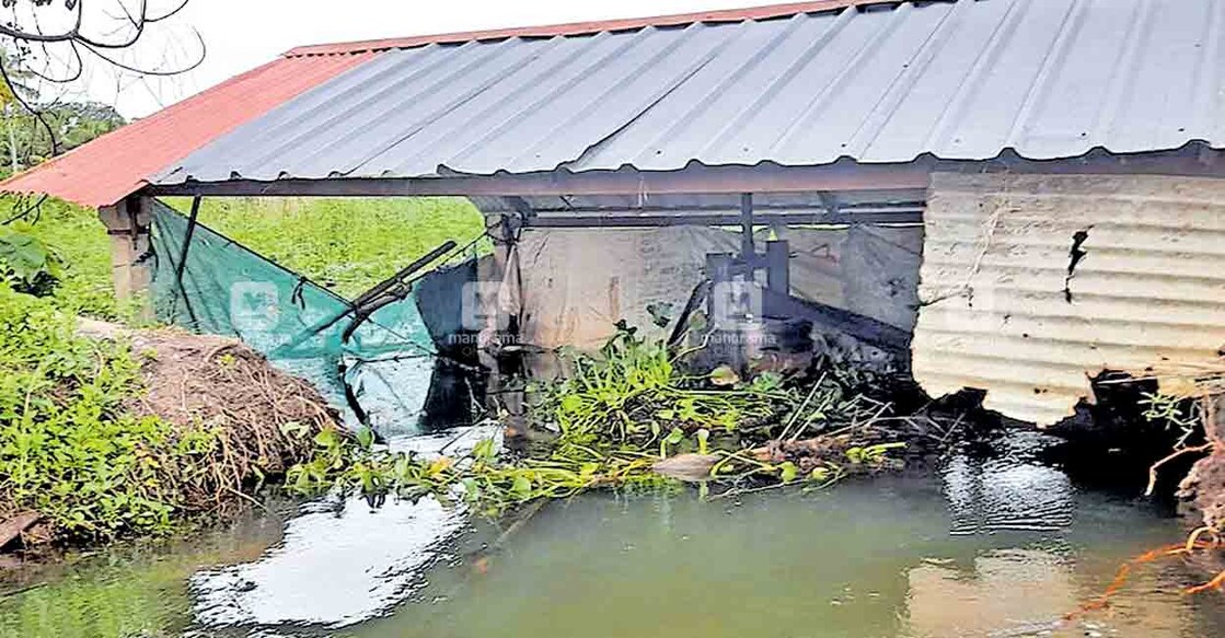 കുമരകം വാരിക്കാട്ട് പാടശേഖരത്തെ മോട്ടർ തറ വെള്ളത്തള്ളലിൽ തകർന്നപ്പോൾ 