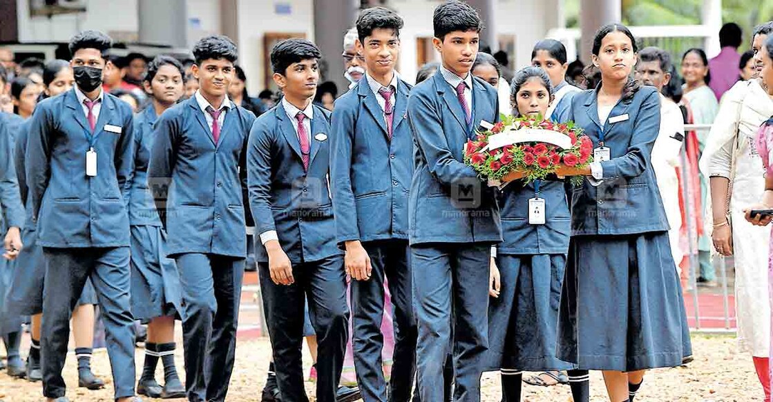 ഉമ്മൻ ചാണ്ടിയുടെ ഭൗതികശരീരം അടക്കംചെയ്ത പുതുപ്പള്ളി സെന്റ് ജോർജ് ഓർത്തഡോക്സ് വലിയ പള്ളിയിലെ കല്ലറ സന്ദർശിക്കാൻ പുമ്മറ്റം ദർശന സിഎംഐ ഇന്റർനാഷനൽ സ്കൂളിലെ വിദ്യാർഥികൾ എത്തിയപ്പോൾ.  ചിത്രം: മനോരമ  
