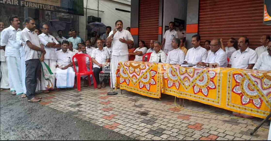 കോൺഗ്രസ്  പാറത്തോട് മണ്ഡലം  കമ്മറ്റി നടത്തിയ ഉമ്മൻ ചാണ്ടി അനുസ്മരണ സമ്മേളനത്തിൽ  മുണ്ടക്കയം ബ്ലോക്ക് കോൺഗ്രസ് പ്രസിഡന്റ് ബിനു മറ്റക്കര അനുശോചന സന്ദേശം നൽകുന്നു.