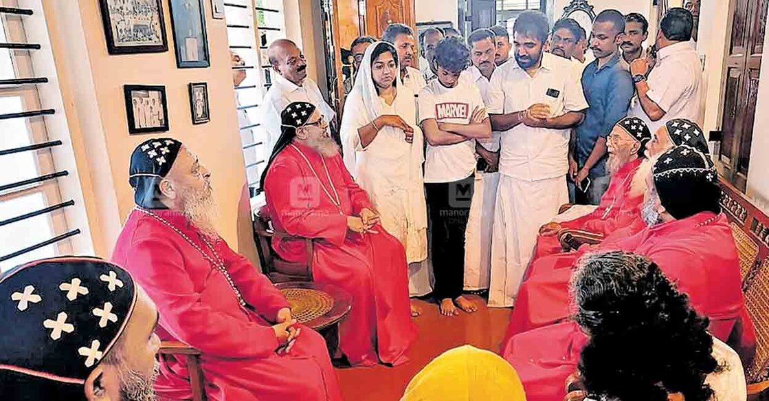 ഉമ്മൻ ചാണ്ടിയുടെ കുടുംബാംഗങ്ങളെ സന്ദർശിക്കാൻ ശ്രേഷ്ഠ ബസേലിയോസ് തോമസ് പ്രഥമൻ 
കാതോലിക്കാ ബാവാ എത്തിയപ്പോൾ. ഏലിയാസ് മാർ യൂലിയോസ്, ഡോ. ഏലിയാസ് മാർ 
അത്തനാസിയോസ്, ഡോ. മാത്യൂസ് മാർ ഇവാനിയോസ്, ഡോ. ഏബ്രഹാം മാർ സേവേറിയോസ്, 
ഡോ. മാത്യൂസ് മാർ അന്തീമോസ്, ഉമ്മൻ ചാണ്ടിയുടെ ഭാര്യ മറിയാമ്മ, സഹോദരി അച്ചാമ്മ, മക്കളായ മറിയ ഉമ്മൻ, ചാണ്ടി ഉമ്മൻ, കൊച്ചുമകൻ എഫിനോവ എന്നിവർ സമീപം.
