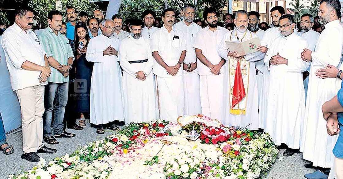 പുതുപ്പള്ളി പള്ളിയിൽ ഉമ്മൻ ചാണ്ടിയുടെ കല്ലറയിൽ ആർച്ച് ബിഷപ് മാർ ജോസഫ് പെരുന്തോട്ടം 
പ്രാർഥന നടത്തുന്നു.  