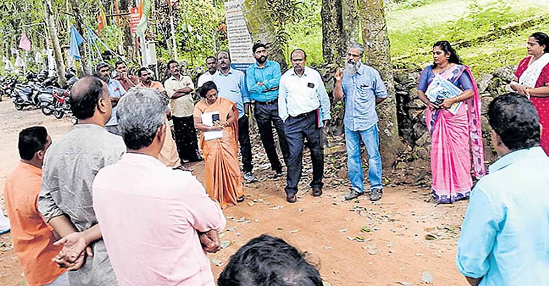 kottayam-sabari നിർദിഷ്ട ശബരിമല വിമാനത്താവളത്തിന്റെ സാമൂഹികാഘാത റിപ്പോർട്ട് വിലയിരുത്തുന്നതിനു
നിയോഗിച്ച ഡോ.എം.വി. ബിജുലാൽ സമിതി ചെറുവള്ളി എസ്റ്റേറ്റിലെ തൊഴിലാളികളിൽ നിന്നു
വിവരങ്ങൾ ശേഖരിക്കുന്നു.