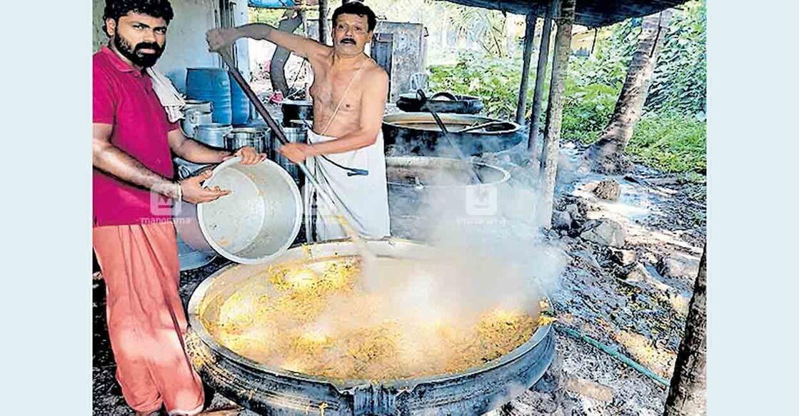 വൈക്കം സമൂഹം ഹാളിൽ ഓണസദ്യ ഒരുക്കുന്ന കണ്ണൻ സ്വാമി. വൈക്കം സമൂഹം ഹാളിൽ ഓണസദ്യ ഒരുക്കുന്ന കണ്ണൻ സ്വാമി.