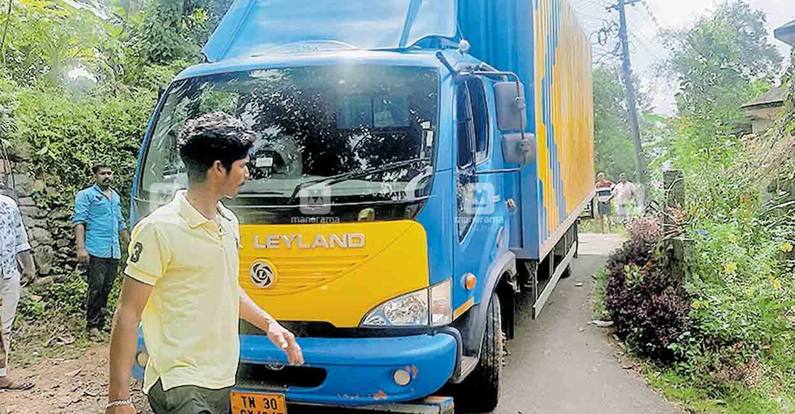 ഗൂഗിൾ മാപ്പ് നോക്കിയെത്തി കാഞ്ഞിരപ്പള്ളി ബിഷപ്സ് ഹൗസ്– കോവിൽക്കടവ് റോഡിൽ കുടുങ്ങിയ ലോറി നാട്ടുകാർ സൈഡ് പറഞ്ഞുകൊടുത്തു ഈരാറ്റുപേട്ട റോഡിലേക്കു കൊണ്ടുവരുന്നു.  
