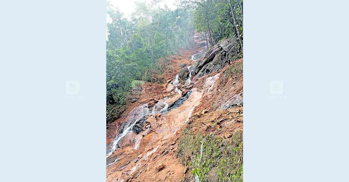 തീക്കോയി വെള്ളികുളം അട്ടിക്കളത്തുണ്ടായ ഉരുൾപൊട്ടൽ.  