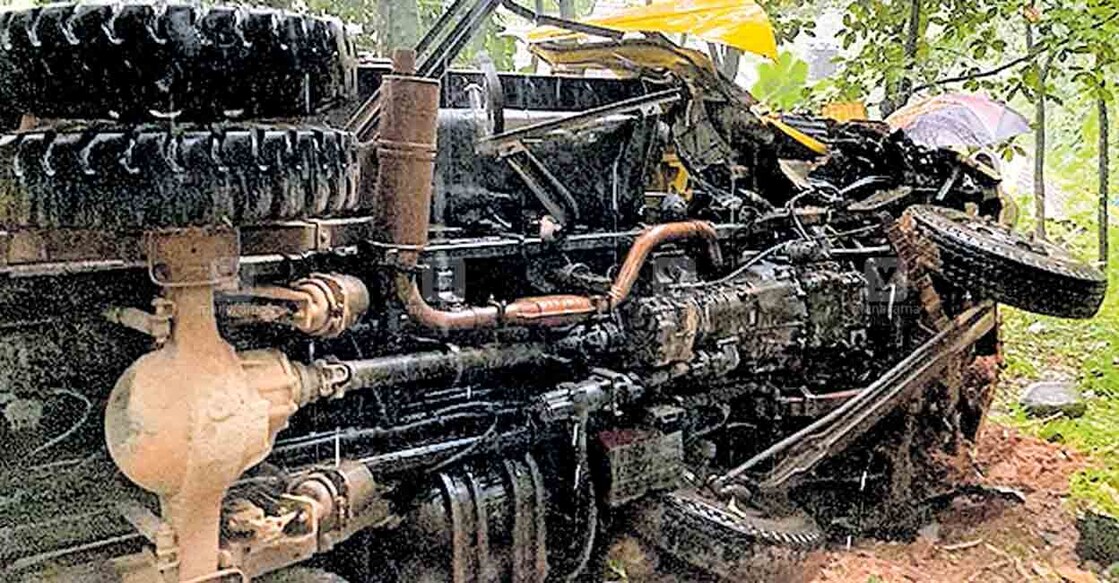കുടക്കച്ചിറയിൽ പാറമടയിൽ നിന്നു കല്ലുമായി വന്ന ടിപ്പർ മറിഞ്ഞ നിലയിൽ.  
