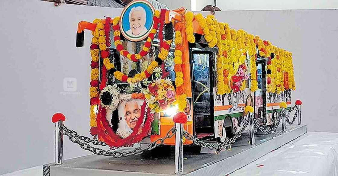 തെങ്ങണ ബ്ലൂ ബേഡ് ഗ്രാഫിക്സിലെ ജീവനക്കാർ നിർമിച്ച 
ലോഫ്ലോർ ബസിന്റെ മാതൃക.  