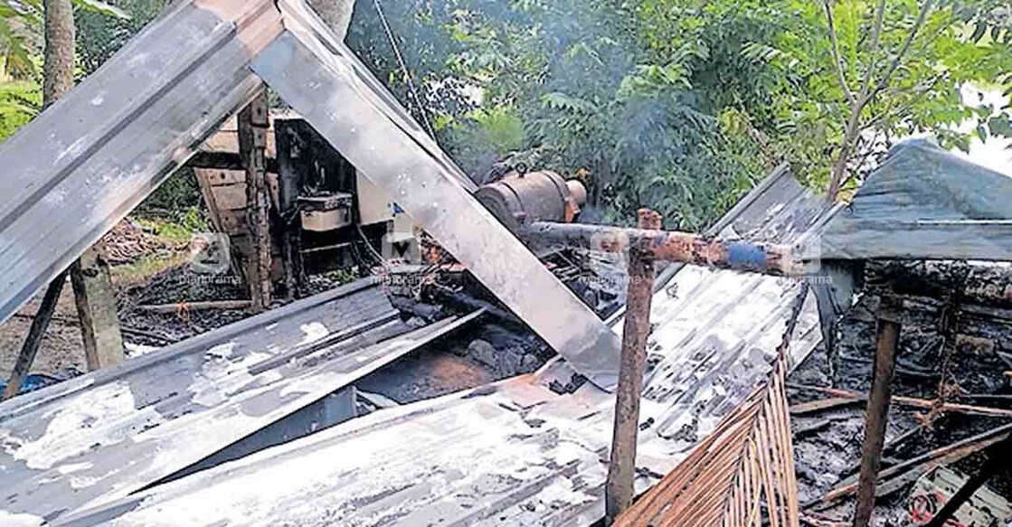 വെച്ചൂർ ചെറുവള്ളിക്കരി പാടശേഖരത്തിലെ മോട്ടർപുരയ്ക്ക് തീ പിടിച്ച് മോട്ടറും ഷെഡും കത്തിനശിച്ച നിലയിൽ. വെച്ചൂർ ചെറുവള്ളിക്കരി പാടശേഖരത്തിലെ മോട്ടർപുരയ്ക്ക് തീ പിടിച്ച് മോട്ടറും ഷെഡും കത്തിനശിച്ച നിലയിൽ.