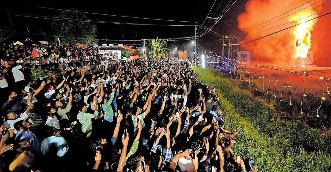 kottayam-karnival കോട്ടയം കാർണിവലിനോടനുബന്ധിച്ച് വടവാതൂർ മീനന്തറയാറിന്റെ തീരത്ത് പാപ്പാഞ്ഞിയെ കത്തിച്ചുകൊണ്ട് പുതുവർഷത്തെ വരവേറ്റപ്പോൾ. ചിത്രം.മനോരമ