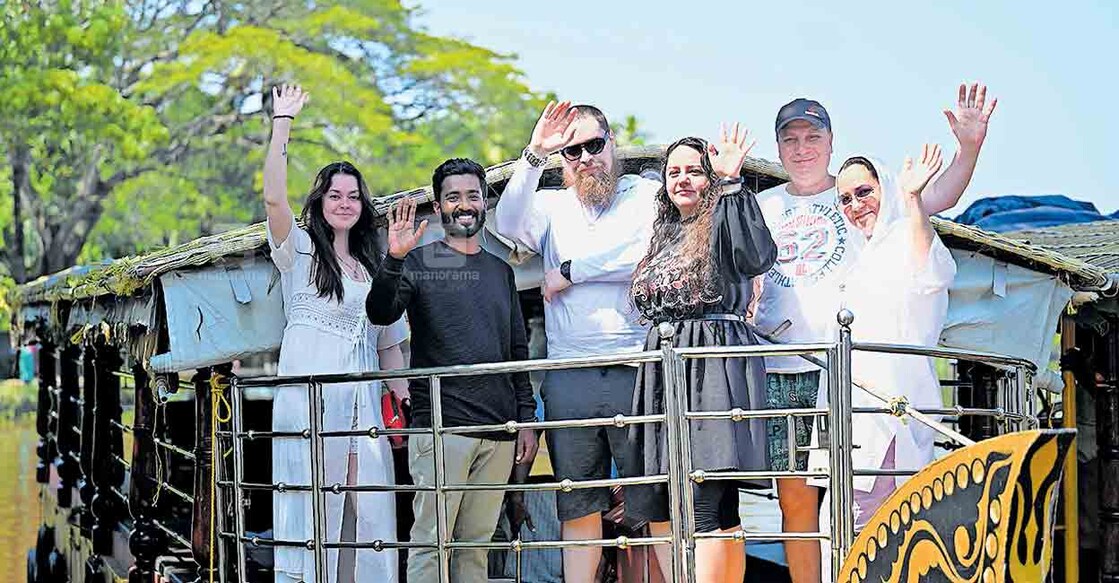 kottayam-kumarakom-tourists കുമരകം കവണാറ്റിൻകരയിൽ എത്തിയ റഷ്യൻ സഞ്ചാരികൾ ബോട്ടിൽ.