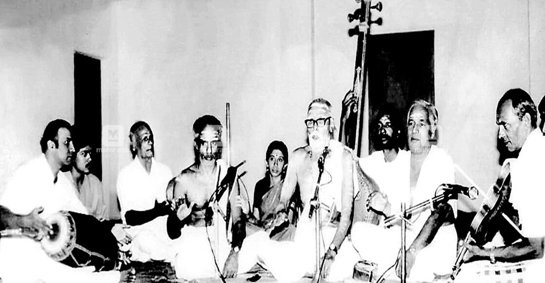 
വൈക്കം മഹാദേവ ക്ഷേത്രത്തിൽ 1992ൽ വി.ദക്ഷിണാമൂർത്തി, വൈക്കം വാസുദേവൻ നമ്പൂതിരി, അഷ്ടപദി ശങ്കരൻ നമ്പൂതിരി എന്നിവർ ചേർന്ന് അവതരിപ്പിച്ച സംഗീത സദസ്സ്. നെടുമങ്ങാട് ശിവാനന്ദൻ (വയലിൻ), വൈക്കം വേണുഗോപാൽ (മൃദംഗം), വൈക്കം ഗോപാലൻ നായർ (ഗഞ്ചിറ), വൈക്കം ഗോപാലകൃഷ്ണൻ (ഘടം), വൈക്കം വിജയൻ (തംബുരു) എന്നിവരെയും കാണാം (ഫയൽ ചിത്രം).  