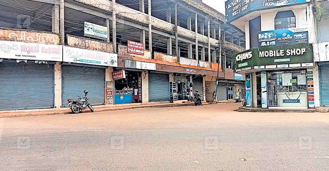 കടുത്തുരുത്തി– പിറവം റോഡ് കടുത്തുരുത്തി മാർക്കറ്റ് ജംക്‌ഷനിലെ ഇടുങ്ങിയ ആരംഭ ഭാഗം.  
