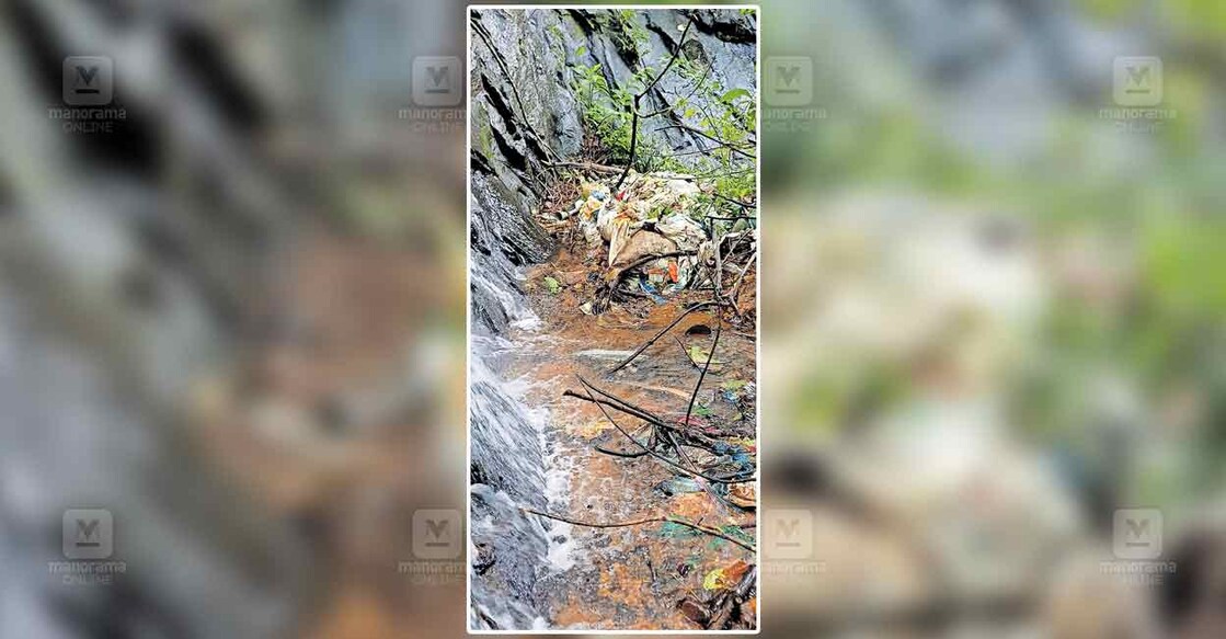 poonjar-peringulam പൂഞ്ഞാർ കല്ലേക്കുളം ചാമക്കാലായിൽ ആദർശ്കുമാറിന്റെ
പുരയിടത്തിലേക്ക് ഒഴുകിയിറങ്ങിയ പ്ലാസ്റ്റിക് മാലിന്യം.