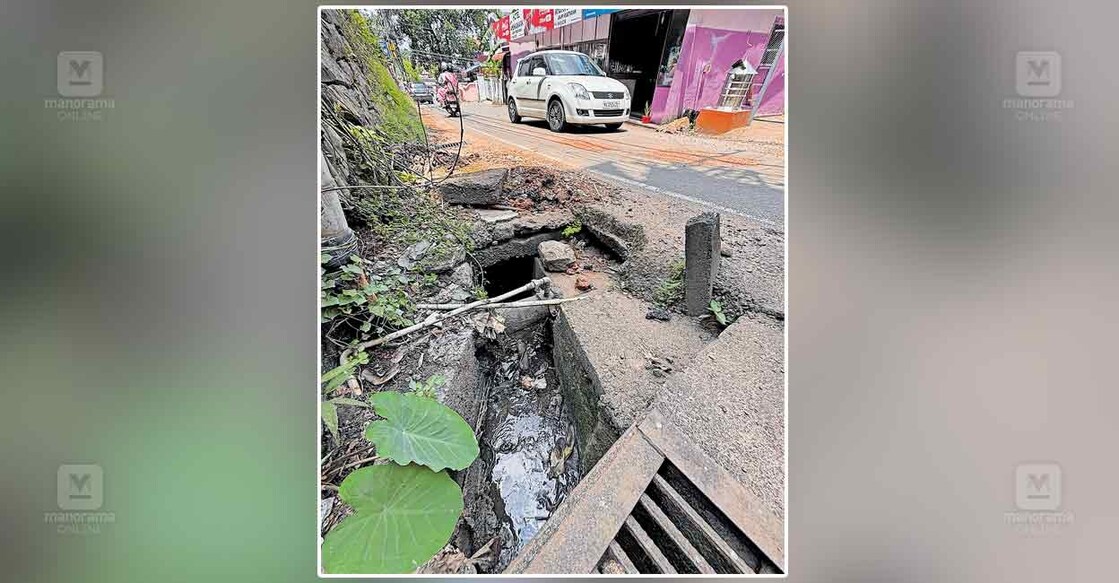 thirunnakkara തിരുനക്കര ശ്രീനിവാസ അയ്യർ റോഡിൽ മൂടിയില്ലാതെ അപകടക്കെണിയായ ഓട. ചിത്രം: മനോരമ