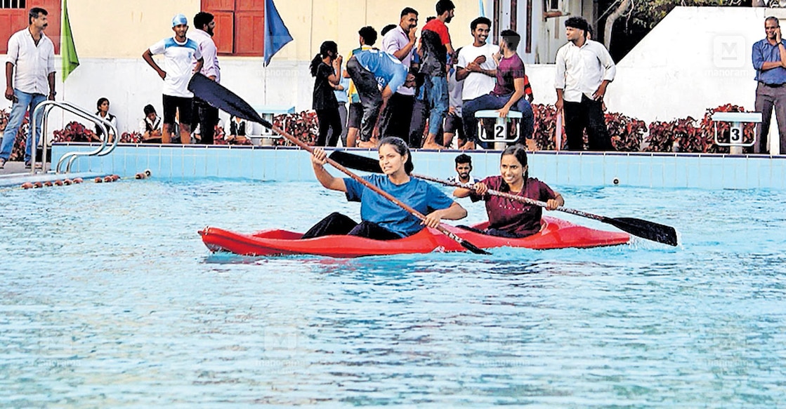 kottayam-kayakking പാലാ സെന്റ് തോമസ് കോളജ് ഇന്റഗ്രേറ്റഡ് സ്പോർട്സ് കോംപ്ലക്സിലെ സ്വിമ്മിങ് പൂളിൽ ആരംഭിച്ച കയാക്കിങ് മത്സരത്തിൽ നിന്ന്